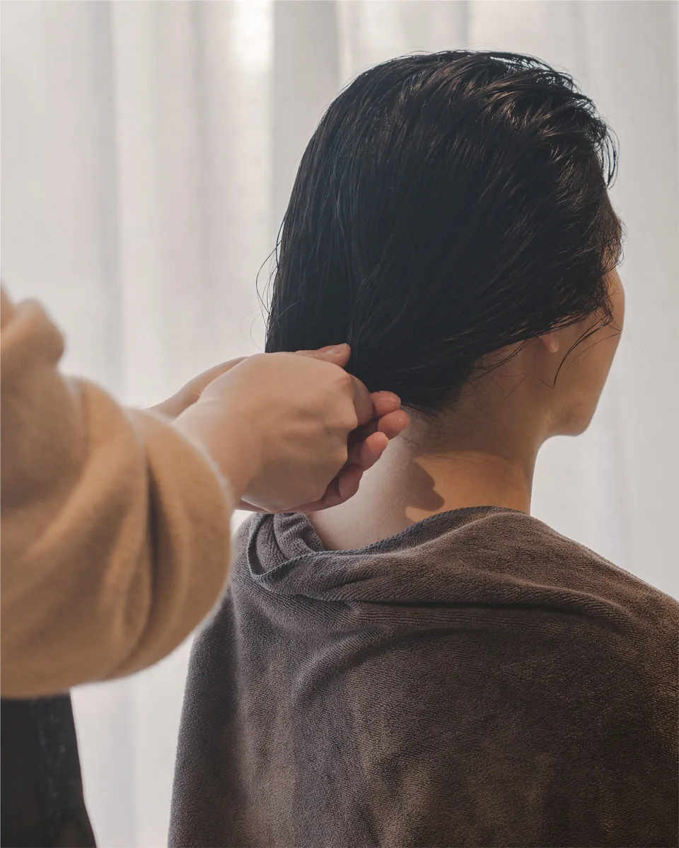 头疗过程中细致护理湿发与颈部