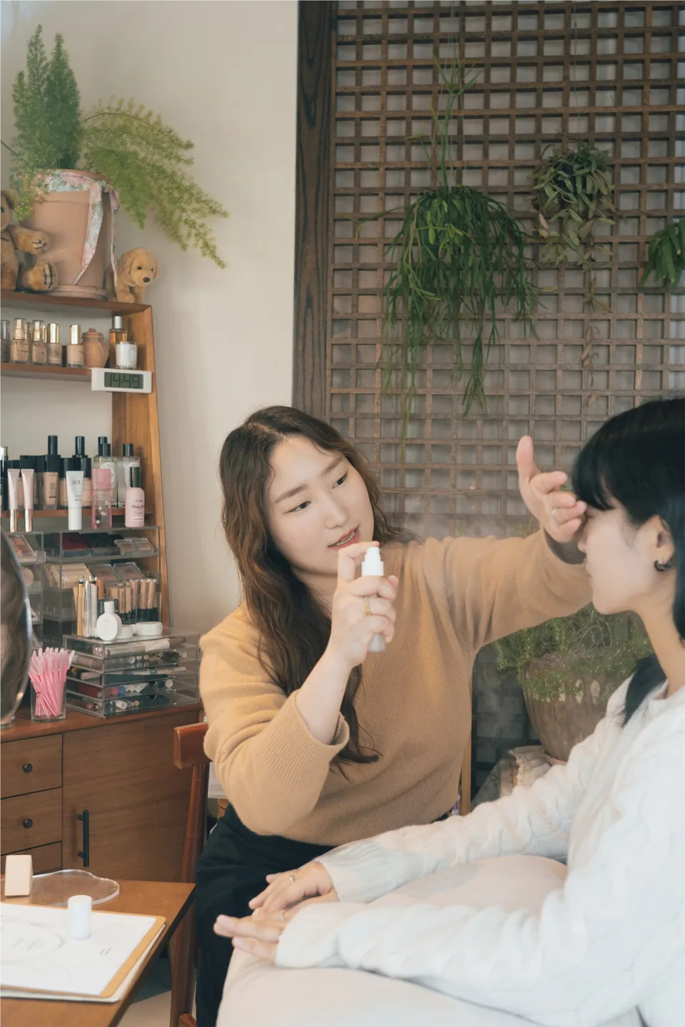 化妆课程中近距离观察学员操作的化妆师