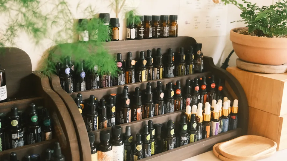 整齐排列在架上的芳香精油