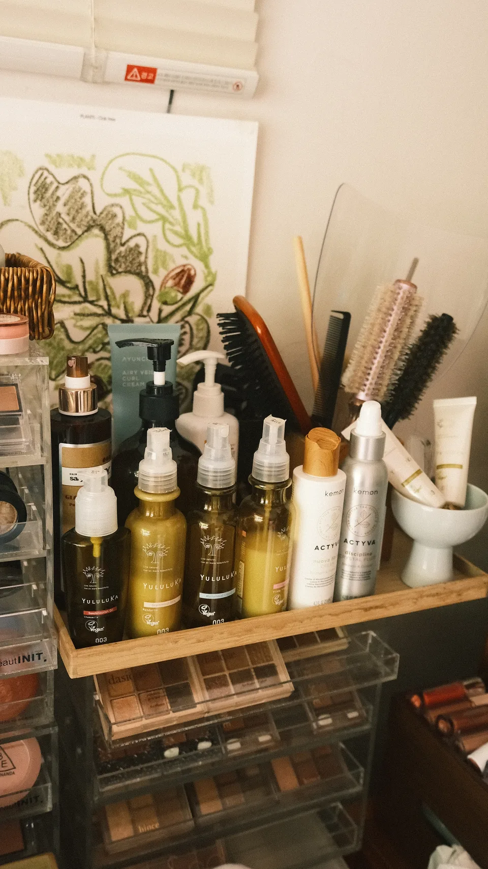 整齐摆放在化妆台上的刷具与产品