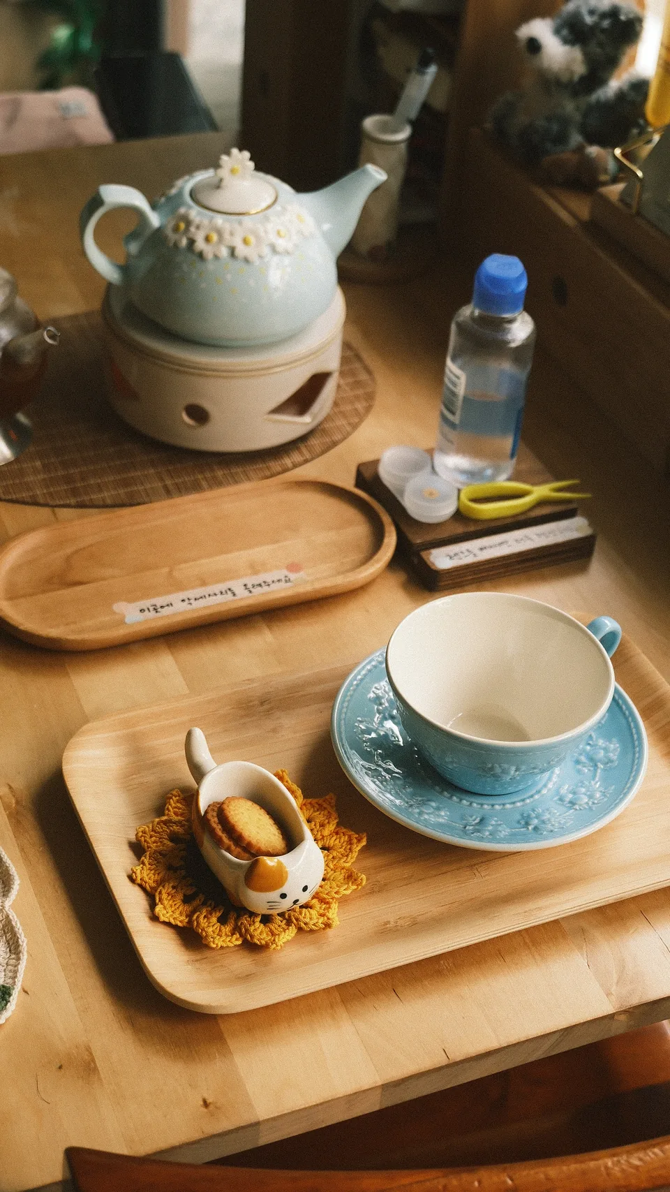 搭配蓝色茶杯与点心的茶饮服务